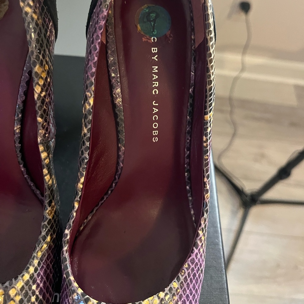 Marc Jacoba snakeskin and suede pumps - Picture 2 of 7